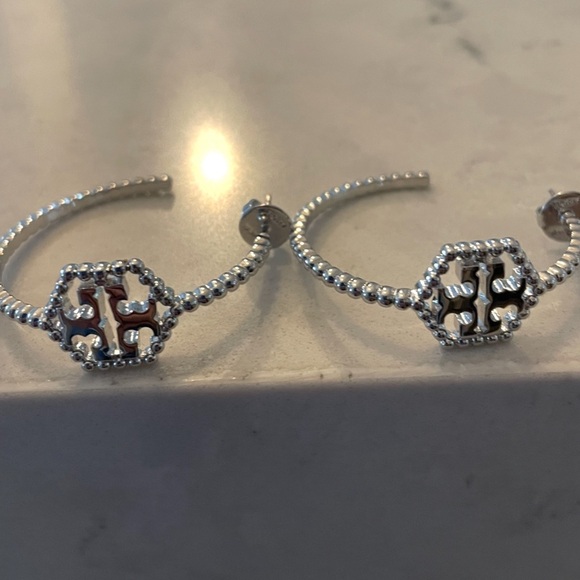 TORY BURCH Milgrain Hex Silver Hoop Earrings NEW - Picture 3 of 4
